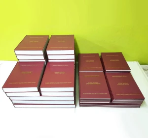 งานเข้าเล่มพับครึ่งทากาว ปกหนังพิมพ์ทอง